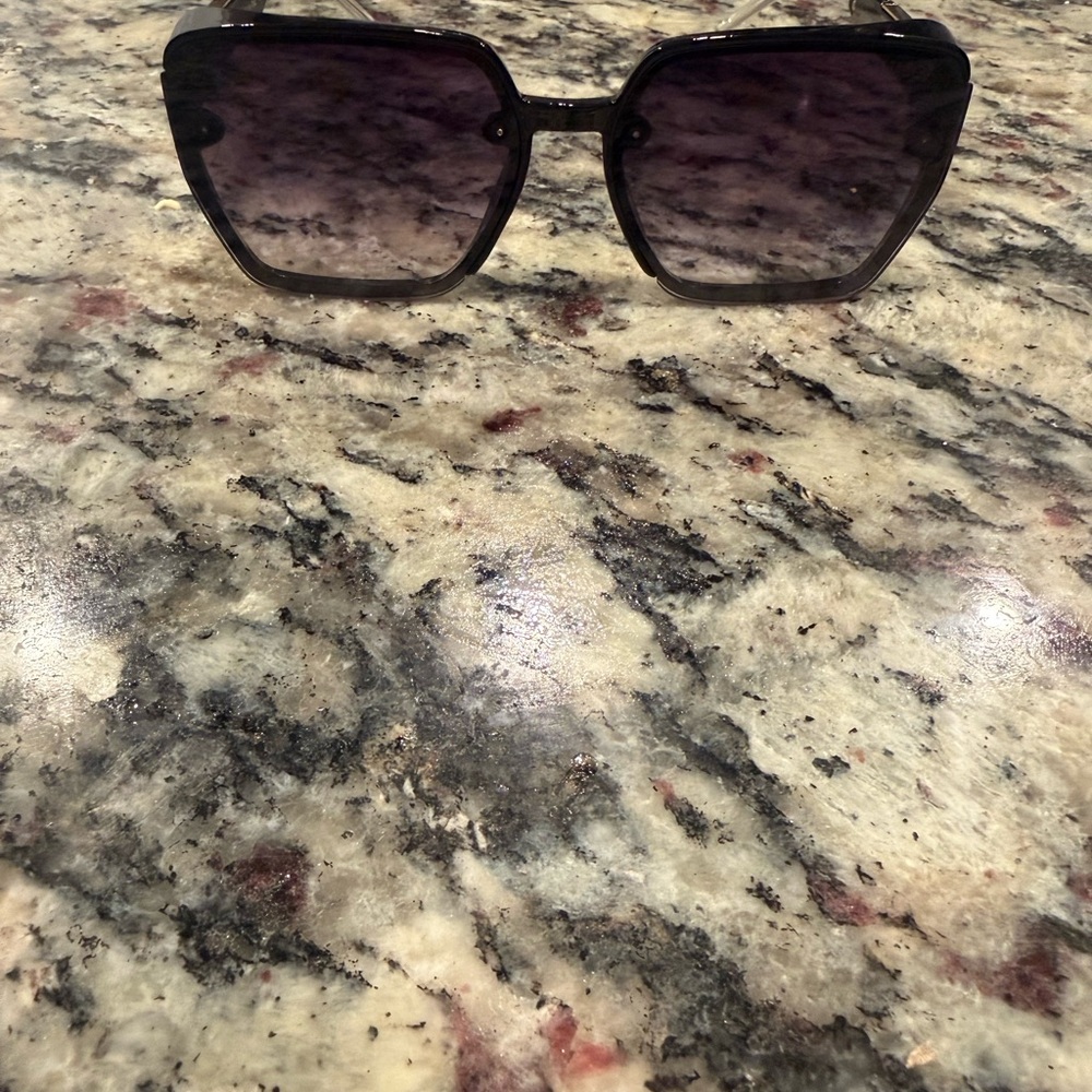 Gucci Women's Black Sunglasses with Gradient Lenses - Picture 7 of 9